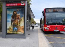 Incremento del 6,3% del número de viajeros en la EMT Valencia durante las fallas de 2026 Autobús de EMT Valencia en parada con anuncio de película