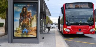 Autobús de EMT Valencia en parada con anuncio de película