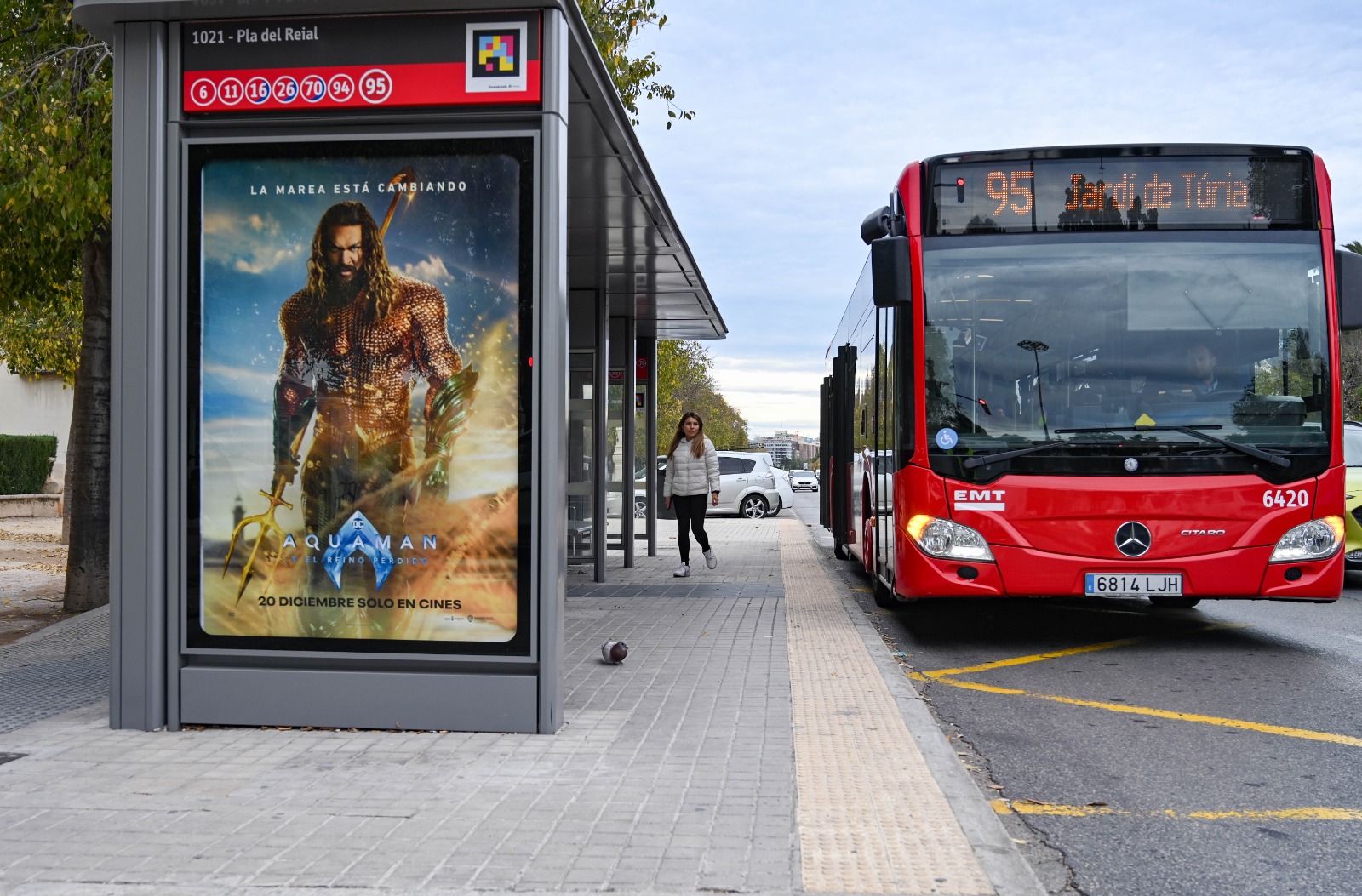 Autobús de EMT Valencia en parada con anuncio de película