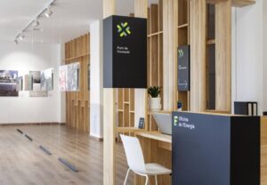 Interior de la Oficina de l'Energia en València con mobiliario moderno