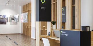 Interior de la Oficina de l'Energia en València con mobiliario moderno