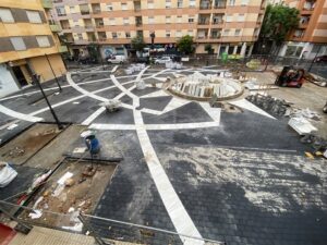 Vista de la renovación del pavimento en la Plaça Espanya de Picanya