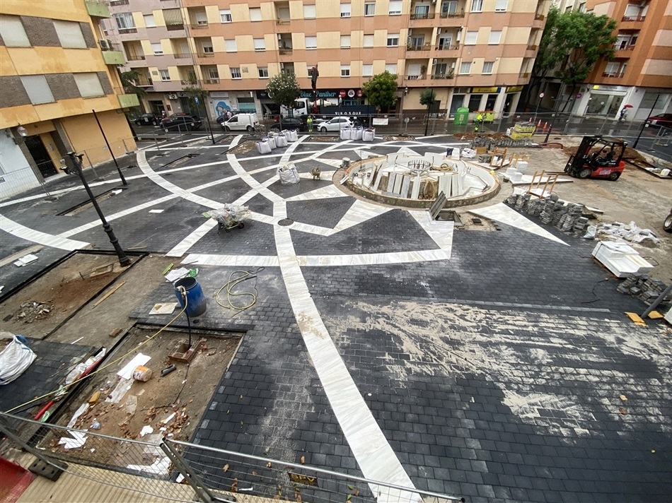 Vista de la renovación del pavimento en la Plaça Espanya de Picanya