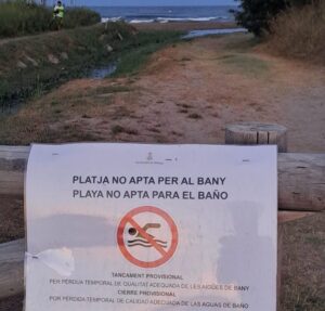 Cartel que indica que la playa no es apta para el baño en Meliana.
