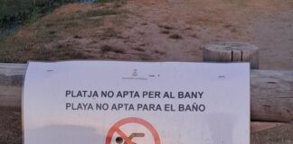 Cartel que indica que la playa no es apta para el baño en Meliana.