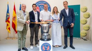 Presentación de la Copa Faulcombridge 2024 con trofeo y participantes