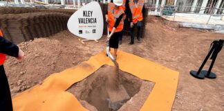 Ceremonia de colocación de la primera piedra de una residencia universitaria en Moncada