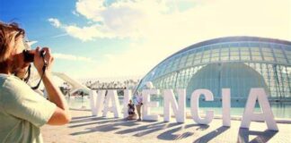 Persona tomando una foto frente al letrero de València