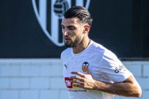 Rafa Mir entrenando con el Valencia CF en el campo