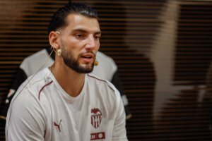 El delantero Rafa Mir durante su presentación como fichaje del Valencia, en una imagen de julio. EFE/ Kai Försterling