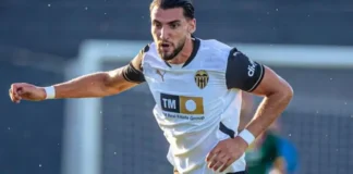 Rafa Mir jugando con la camiseta del Valencia CF en un partido reciente