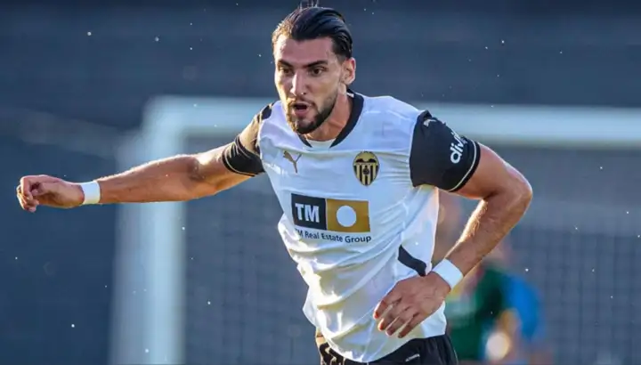 Rafa Mir jugando con la camiseta del Valencia CF en un partido reciente