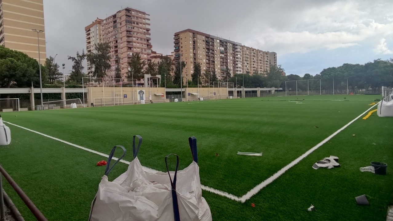 Campo de fútbol con césped artificial renovado en Valencia