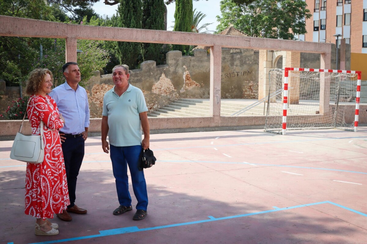 Amparo Folgado visita el Patio Rosa