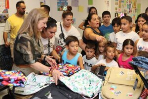 reparto material escolar niños menos recursos gitanos Torrent