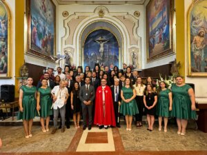 Sagredo con los Clavarios del Santísimo Cristo de la Fe de La Canyada, equipo de gobierno, Reina y su Corte de Honor durante la Misa fiestas La Canyada