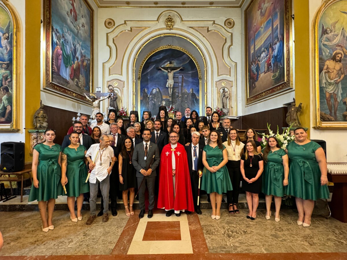 Sagredo con los Clavarios del Santísimo Cristo de la Fe de La Canyada, equipo de gobierno, Reina y su Corte de Honor durante la Misa fiestas La Canyada