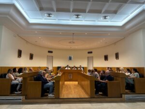 Sagredo y concejales del equipo de gobierno durante la reuión de ayer con comerciantes de la calle Mayor