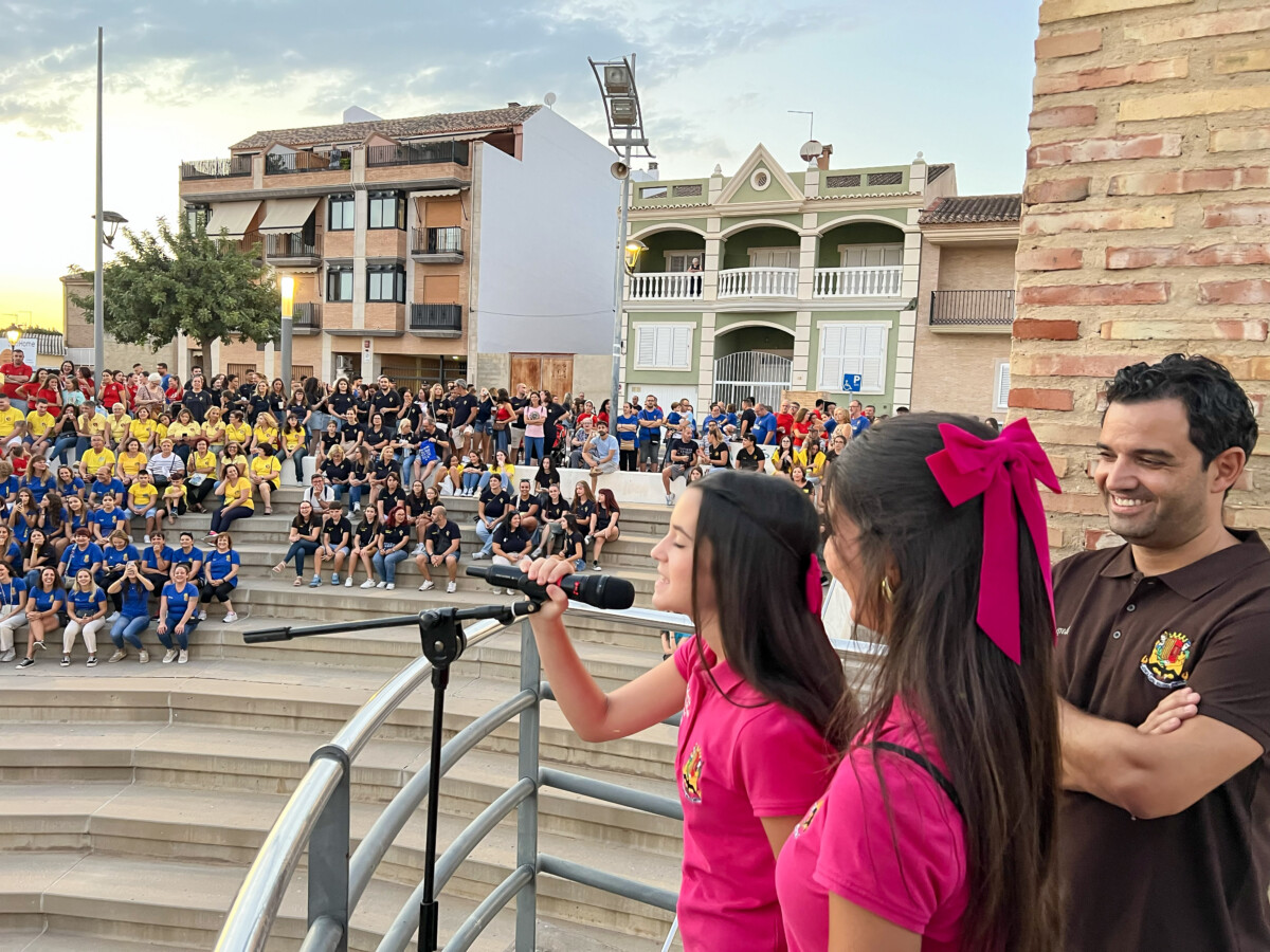 Sagredo y las Falleras Mayores, Ana Sánchez y Valeria Navarro en la Mini Crida en la Cova Gran el viernes en la Germanor Fallera de Paterna