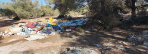Montón de residuos y escombros en un área natural de Manises