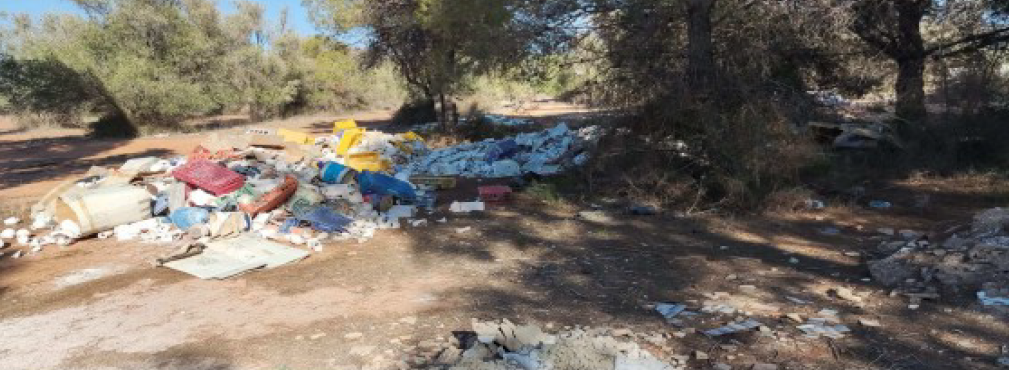 Montón de residuos y escombros en un área natural de Manises