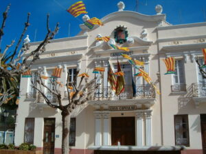 Fachada del Ayuntamiento de Tavernes Blanques decorada con banderas