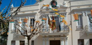 Fachada del Ayuntamiento de Tavernes Blanques decorada con banderas