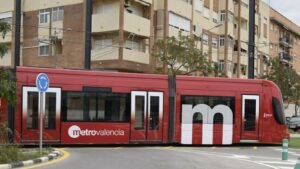 Tram de Metrovalencia en una curva cerca de edificios residenciales