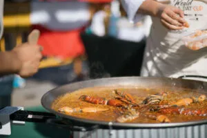 Preparación de paella en el World Paella Day Cup en Valencia