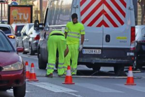 Trabajadores instalando bandas reductoras de velocidad en Xirivella