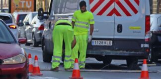 Trabajadores instalando bandas reductoras de velocidad en Xirivella