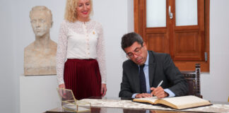 Carlos Mazón firmando en el libro de honor del Ayuntamiento de Meliana