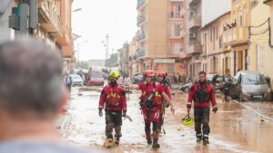 Bomberos trabajando por la DANA