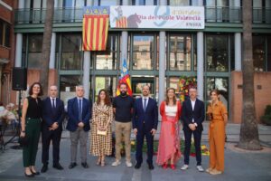 Grupo de personas en la celebración del 9 de octubre en Aldaia