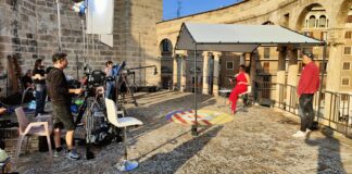 Equipo de televisión en directo durante la celebración del 9 de Octubre en Valencia.