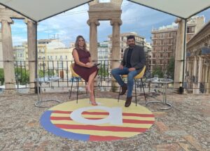 Presentadores de À Punt en un set al aire libre en Valencia
