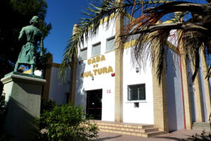 Fachada de la Casa de Cultura en Albuixech con estatua en primer plano
