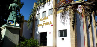 Fachada de la Casa de Cultura en Albuixech con estatua en primer plano