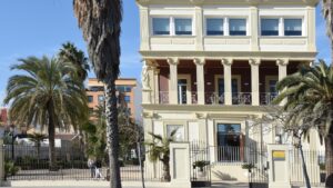 Vista exterior de la Casa Museu Blasco Ibáñez en Valencia con palmeras