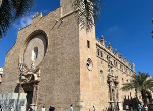 Vista de la fachada restaurada de la Iglesia de los Santos Juanes en Valencia