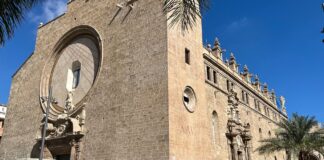 Vista de la fachada restaurada de la Iglesia de los Santos Juanes en Valencia