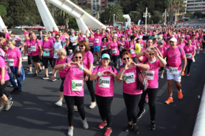 Participantes en la Carrera Contra el Cáncer en Valencia con camisetas rosas