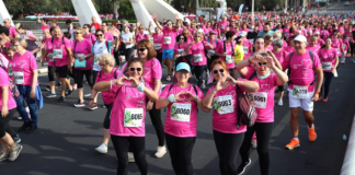 Participantes en la Carrera Contra el Cáncer en Valencia con camisetas rosas