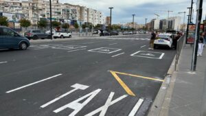 Zona de parada rápida en la estación Joaquín Sorolla con vehículos estacionados.