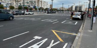 Zona de parada rápida en la estación Joaquín Sorolla con vehículos estacionados.