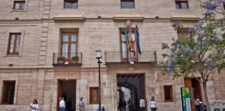 Fachada del Ayuntamiento de Catarroja con banderas y flores