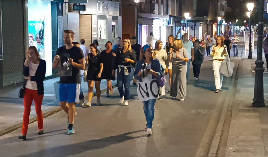 caceroladas-y-pitos-paterna-peatonalizacion-calle-mayor