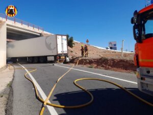 El camionero que chocó contra un puente en Museros multiplicaba por 10 la tasa de alcohol