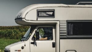 Caravana estacionada en un área verde cerca de la Devesa del Saler