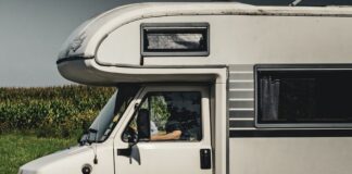 Caravana estacionada en un área verde cerca de la Devesa del Saler